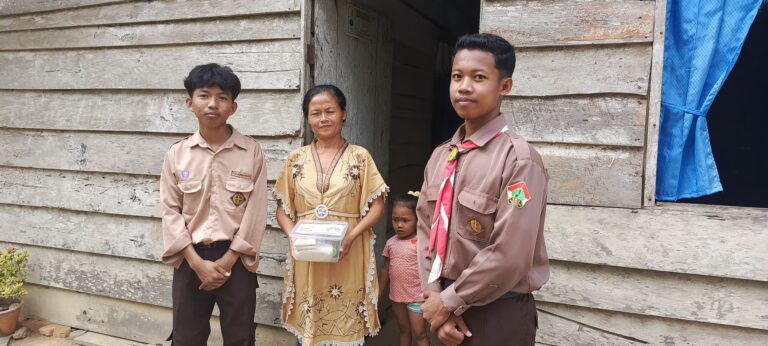 OSIS SMA Tunas Bangsa Gelar Aksi Pembagian Sembako untuk Warga Sekitar